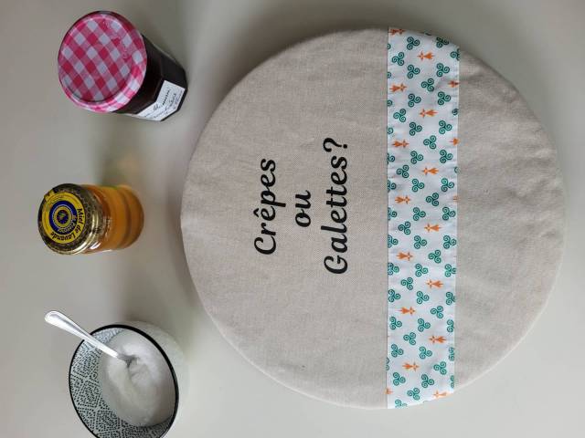 La charlotte couvre plat de crêpes motif breton vert