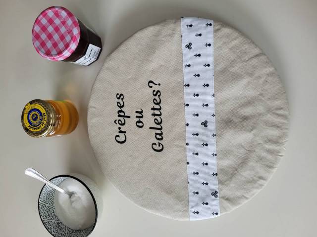 La charlotte couvre plat de crpes motif breton blanc