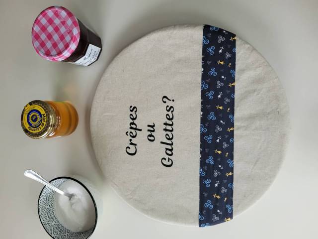 La charlotte couvre plat de crêpes motif breton bleu et jaune
