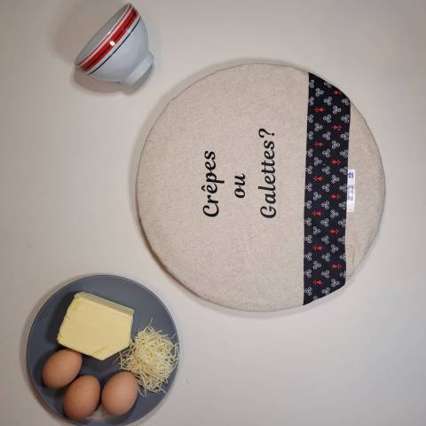 La charlotte couvre plat de crêpes motif breton noir et rouge