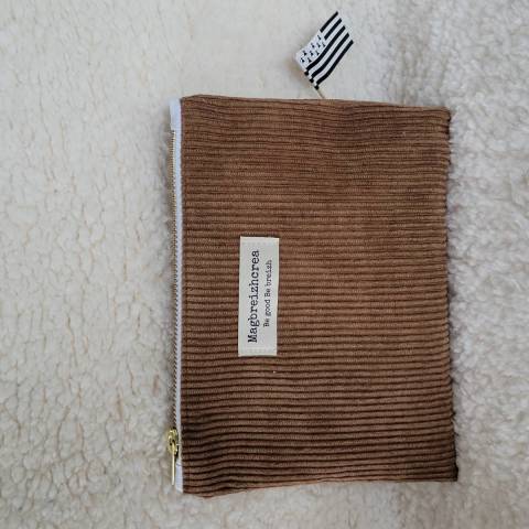 Pochette plate velours cotel marron 